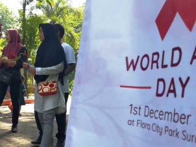 Peringati Hari AIDS, Mahasiswa UINSA Surabaya Bagikan Bunga 