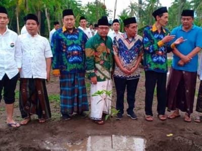 Agar Tetap Hijau, Panitia PKPNU Tanam Sawo di Pesantren Nurul Qarnain