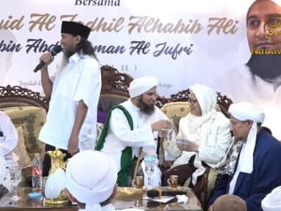 Ketika Habib Ali Al-Jufri dan Kiai Anwar Manshur Berbagi Berkah melalui Air Minum