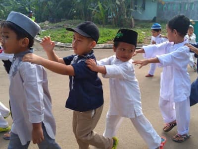 4 Posisi Anak dalam Al-Qur’an: Penyejuk, Perhiasan, Ujian, hingga Musuh