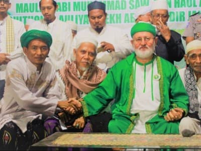 Cucu Syekh Abdul Qadir Jailani Ijazahkan Kitab 'Al-Shalawat wal-Aurad' di Situbondo