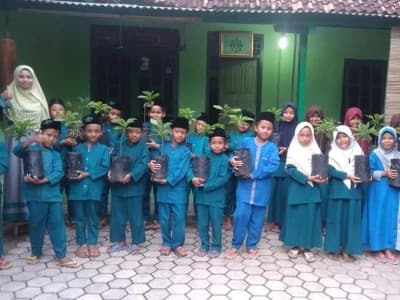 Tanam Pohon Buah, Kader NU Ambarawa Luncurkan Program Sedekah Bumi