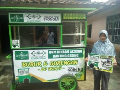 NU Care-LAZISNU Gesing Mase Wujudkan Mimpi Warsiyati Miliki Gerobak Gorengan