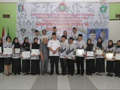 Enam Insan Madrasah Terima Penghargaan dari PGRI Pringsewu