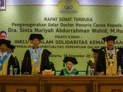Nyai Sinta Nuriyah Terima Anugerah Doktor Kehormatan UIN Yogyakarta