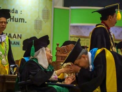 Sejak Reformasi, Nyai Sinta Nuriyah Semai Perdamaian di Bumi Pertiwi