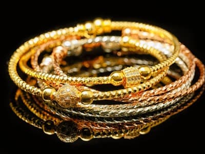 Apakah Perhiasan yang Dipakai Wajib Dikeluarkan Zakatnya?