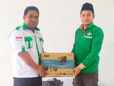 Ansor Gorontalo Serahkan Komputer untuk MTs Pesantren Sirojuth Tholibiin Sidomukti