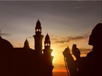 Doa-doa Tak Bersumber dari Hadits, Bagaimana Menyikapinya?