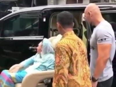 Tidak Benar Deddy Corbuzier Beri Mobil kepada Nyai Sinta Nuriyah di Hari Ibu