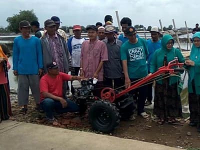 Petambak Garam Demak Terima Bantuan Peralatan dari Muslimat NU
