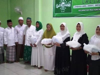 LAZISNU Mulyorejo Surabaya Bagikan Beras untuk Warga Kurang Mampu