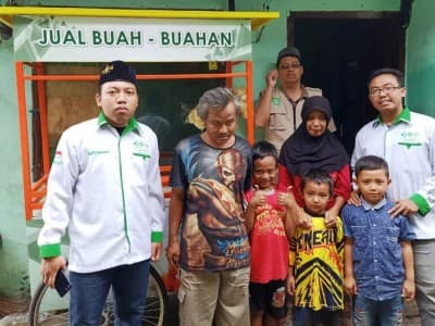 Serahkan Rombong, LAZISNU Jatim Dorong Tunanetra Jadi Muzakki