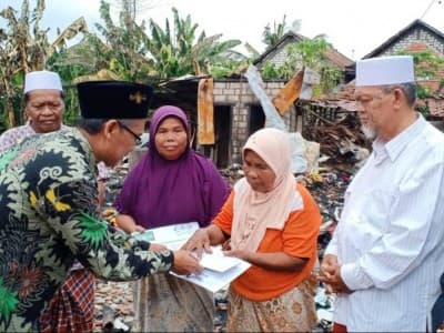 Tiga Rumah Warga Terbakar, NU dan LAZISNU Gresik Beri Santunan 