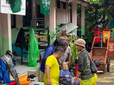 Curah Hujan Tinggi, Gerakan NU Peduli Banjir Evakuasi Warga Jakarta