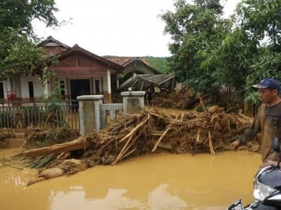 NU Lebak Bergotong Royong Bantu Warga Terdampak Banjir di Cipanas