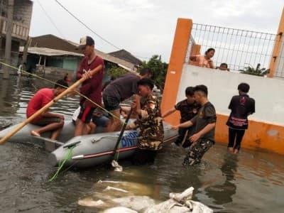 Saat Anggota Banser Berjibaku Evakuasi Korban Banjir Jakarta