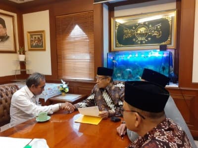 Kiai Said Bimbing Pria Asal Manado Masuk Islam