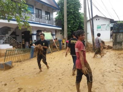GP Ansor-Banser Lebak Bersihkan Masjid-Rumah Warga Akibat Banjir Bandang