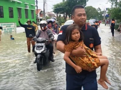 Banser dan CBP KPP IPNU-IPPNU Bantu Korban Banjir di Gresik