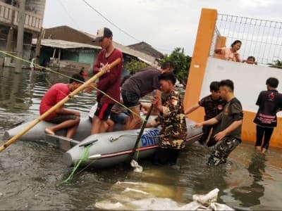 Banser di Bekasi Evakuasi Korban Banjir dan Kirim Bantuan