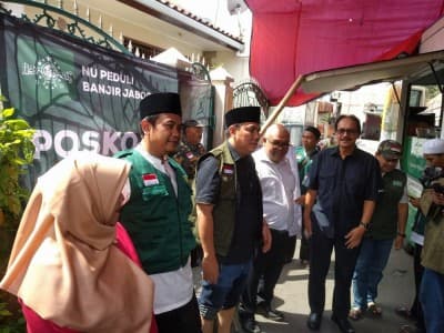 PBNU Serahkan Bantuan Sembako dan Makanan untuk Korban Banjir di Kampung Melayu
