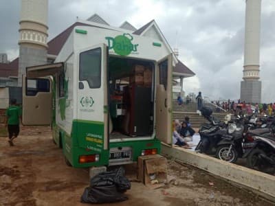 Tim NU Peduli Turunkan Bantuan Makanan di Masjid KH Hasyim Asyari