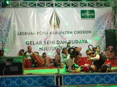 ‘Njujug Tajug’ di Cirebon Pentaskan Kesenian yang Hampir Punah