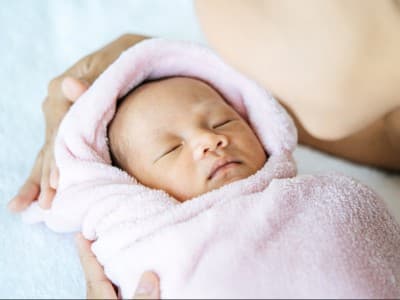 Hukum Mengadzani Bayi menurut Mazhab Empat