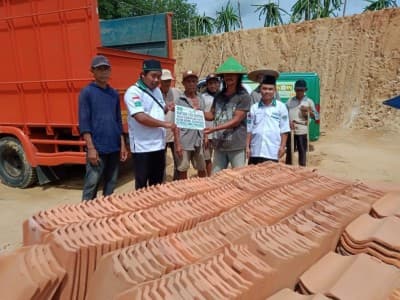 LAZISNU Gadingrejo Pringsewu Serahkan 2.500 Biji Genting untuk Bangun Pesantren