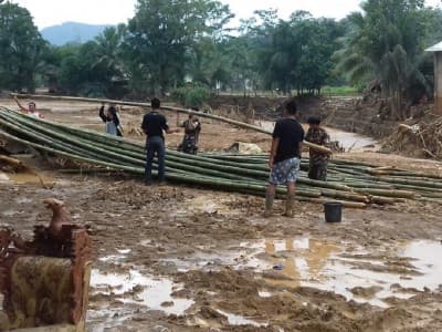 Banser Lebak Bangun Jembatan Bambu untuk Akses Korban Banjir