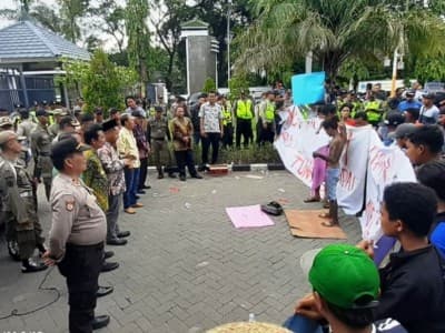 Dianggap Kurang Serius Tangani Banjir, Massa Demo Bupati Gresik