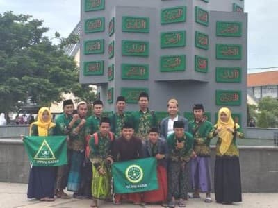 Tur Religi IPNU-IPPNU Kadur Kunjungi Makam Gus Dur