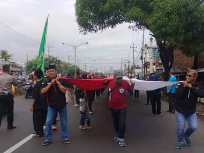 Bendera Sepanjang 517 Meter Meriahkan Harlah NU di Sidoarjo 
