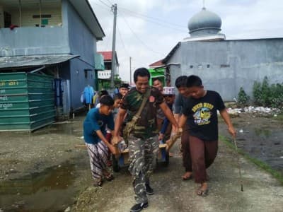 Ansor di Bekasi Beri Pengobatan Gratis dan Bersihkan Lokasi Banjir