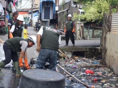 Relawan NU Gotong-Royong Bersihkan Sampah Sisa Banjir Jakarta