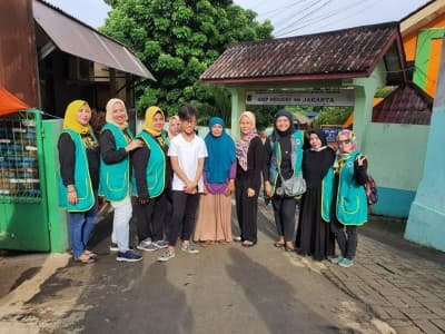 Sepekan Lebih, Jamaah Ibu-ibu Majelis Tanbih Abah Anom Bantu Korban Banjir Jakarta