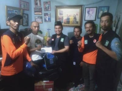 Tim NU Peduli Jenguk Dua Relawan Banjir Jakarta yang Sakit dan Cedera