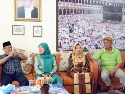 KH Anwar Musaddad Jadi Imam Dua Presiden