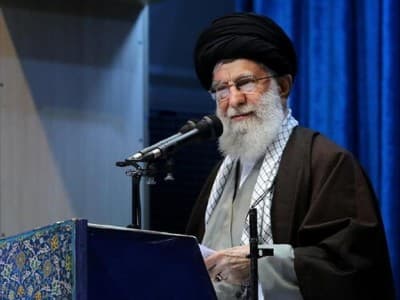 Ayatollah Ali Khamenei saat Khutbah Jumat, Sebut Trump ‘Badut’-Iran Siap Bernegosiasi