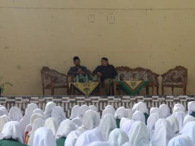Gus Ulil Ngaji Ihya Dadakan di Pesantren Miftahul Huda Manonjaya