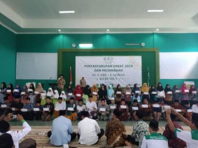 NU Care-LAZISNU Kebumen Berikan Beasiswa kepada 100 Santri