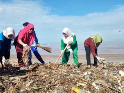 Peduli Lingkungan, Muslimat NU Jepara Bersih-bersih Pantai