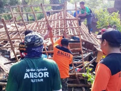 Banser Blitar Perbaiki Rumah Warga yang Diterjang Puting Beliung
