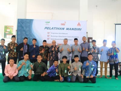 Kembangkan Ekonomi Masyarakat, Pesantren Seblak Bagikan Puluhan Gerobak Usaha