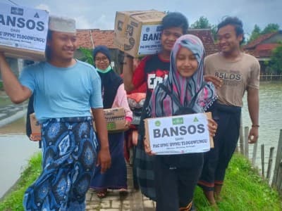 Pelajar NU di Pati Bantu Warga Korban Angin Puting Beliung