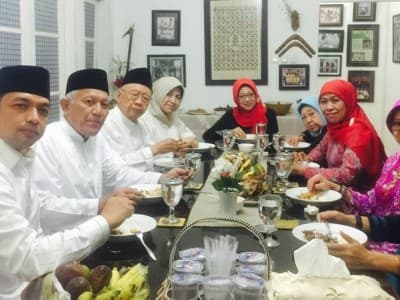 Tangisan Ribuan Santri Tebuireng Atas Kepergian Gus Sholah