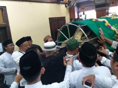 Lantunan Tahlil Iringi Kedatangan Jenazah Gus Sholah di Tebuireng