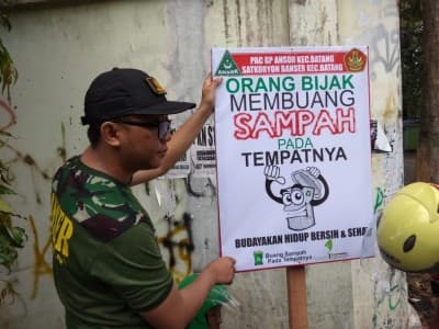 Aksi Banser Batang Tangani Sampah Penyebab Banjir