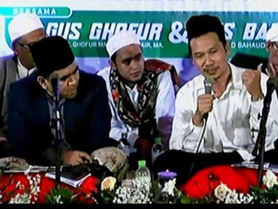 Gaya Talqin Mbah Cholil: Jika Ditanya Malaikat, Jawab Menunggu Saya!